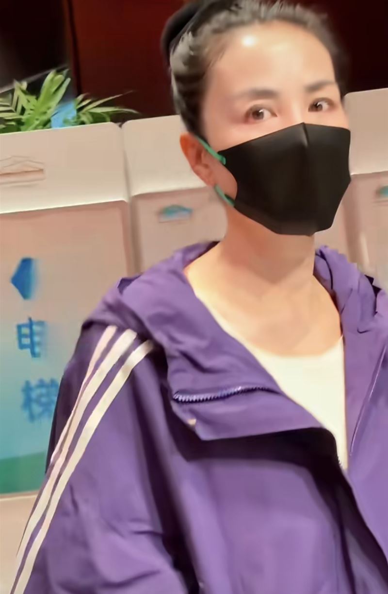 王菲素顏在機場被拍。（圖／翻攝自小紅書 娛樂大咖秀）