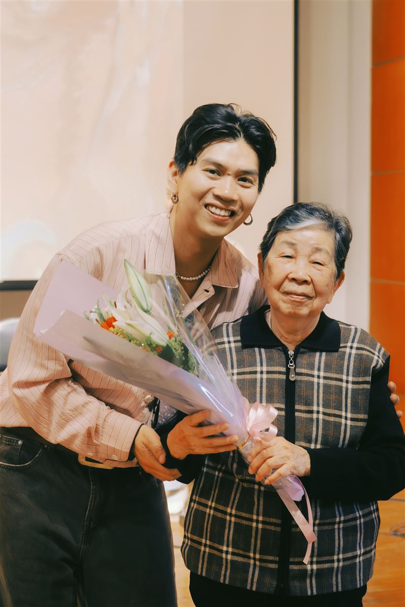 雷擎以阿嬤之名「春子」推出專輯，聽歌會阿嬤也力挺現身。（圖／春雷音樂 提供）