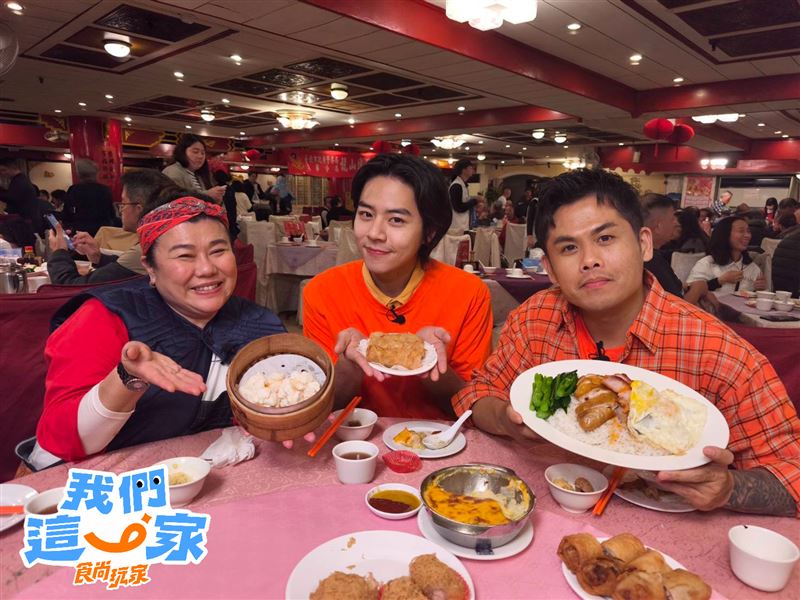 Ozone佳辰公開父母相識的「戀愛基地」，左起為林美秀、Ozone佳辰、張再興。（圖／TVBS提供）