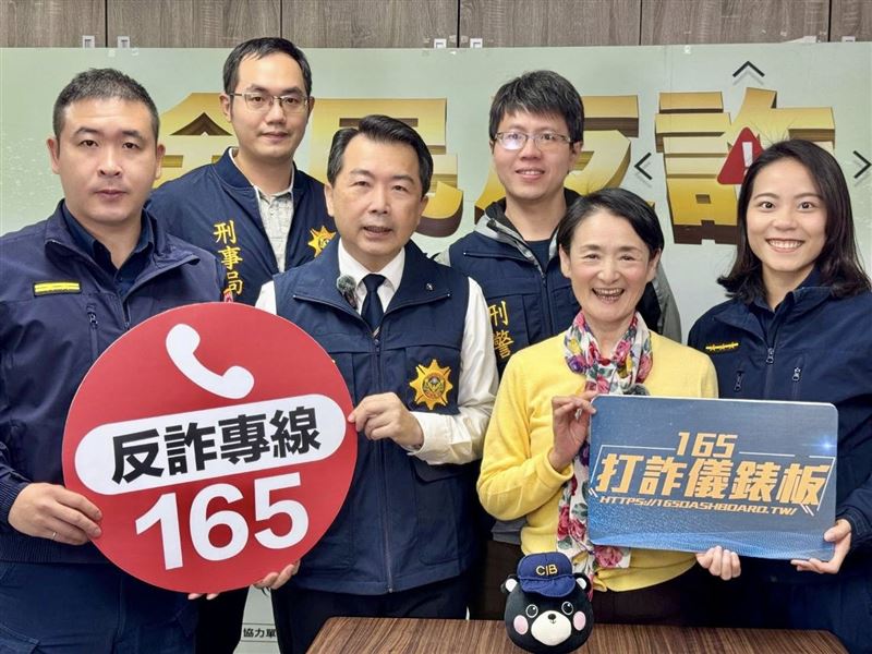 鄭詠心（右1）與譚艾珍因反詐騙宣導結緣。（圖／翻攝自臉書）