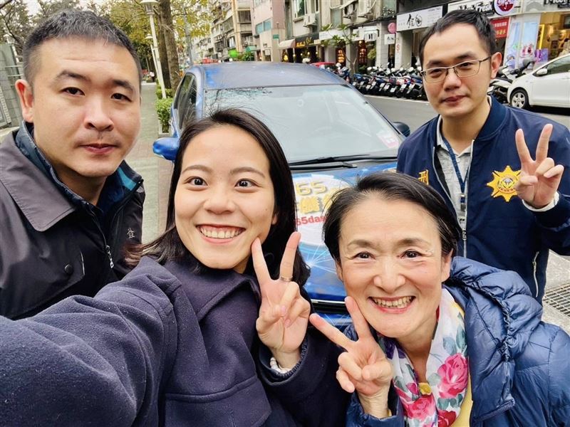 女警鄭詠心（左2）生前多次陪伴譚艾珍（中）進行反詐宣導，留下深刻回憶。（圖／翻攝自臉書）