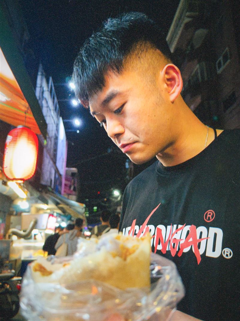 十元笑說王齊麟害她減肥失敗。（圖／翻攝自臉書）