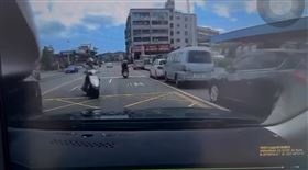 女騎士逆向行駛在對向車道肇事。（圖／翻攝畫面）
