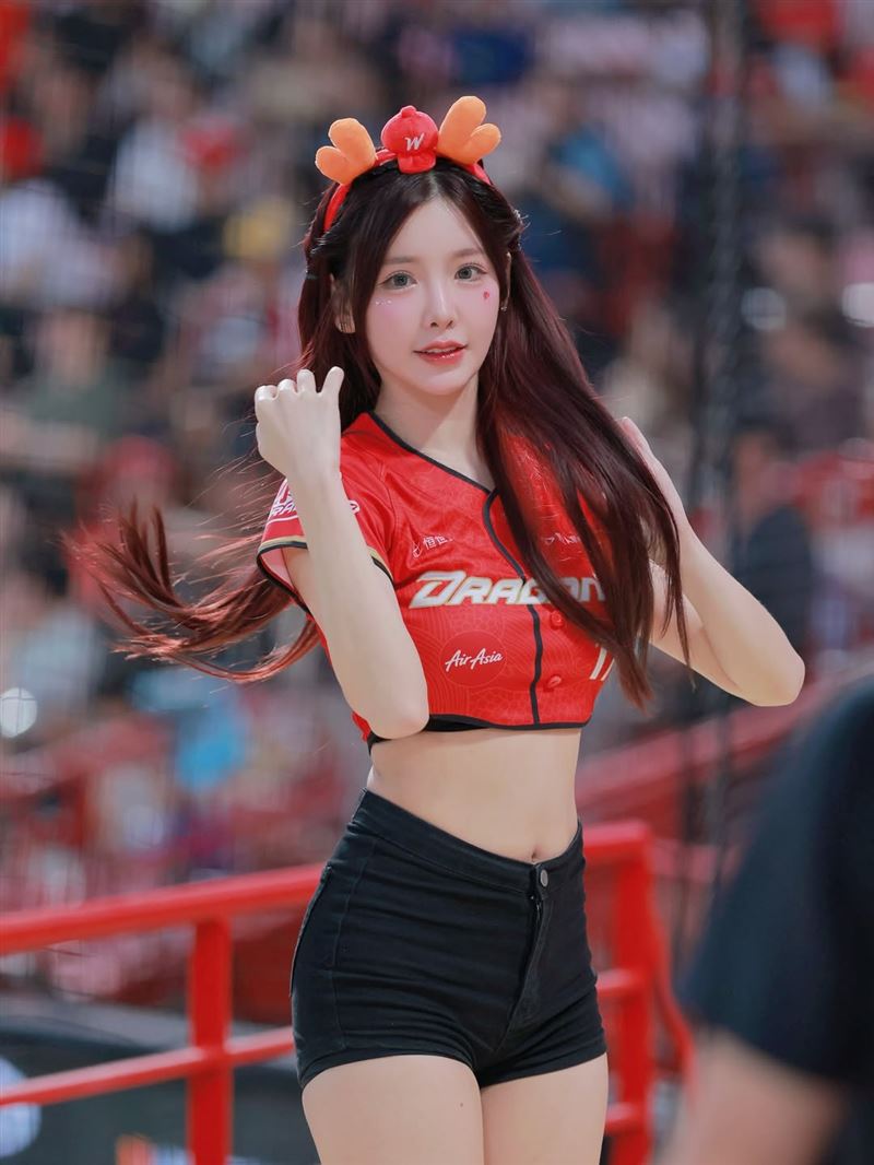 啦啦隊女神李恩菲外型亮眼身材高挑。（圖／翻攝自IG @aviva_1028）