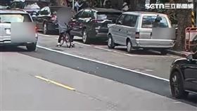 北市王姓攤商遺落3萬5千元的現金袋，黃男撿走後存進銀行帳戶。（圖／翻攝畫面）