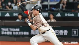 中職37年例行賽，台鋼雄鷹左外野手紀慶然靠野手選擇上壘。（圖／記者劉彥池攝影）