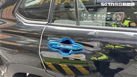 北市趙男駕駛多元計程車臨停通化街，美籍男乘客開車門擊落廖姓女騎士。（圖／翻攝畫面）