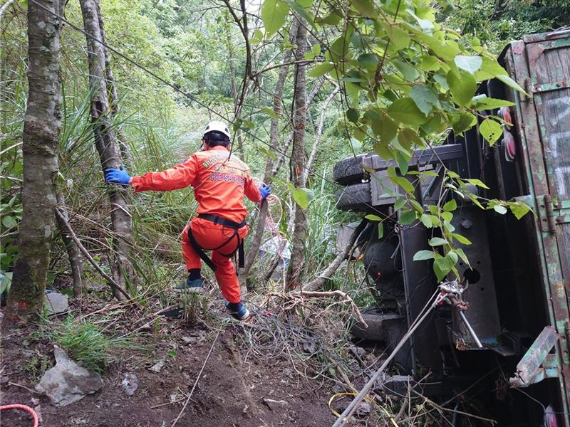苗栗泰安鄉大鹿林道東線發生工程車翻落邊坡意外，副駕駛一度受困車內，無生命跡象。（圖／翻攝畫面）