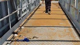 因視線死角，讓不少人冒險在天橋放縱情慾。（圖／翻攝自naewna.com）