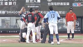 葉君璋面露不悅狠瞪廖任磊。（圖／翻攝自CPBLTV）