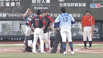 郭天信膝蓋遭砸倒地　葉君璋面露不悅狠瞪