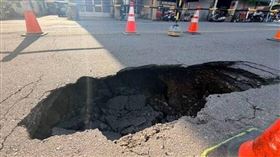重型吊車路過突塌陷，台中太平驚現2公尺天坑。（圖／翻攝畫面）