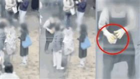 韓國首爾廣藏市場一間餐廳員工被拍到翻街邊垃圾桶，撿起一個飲料杯，疑似要回收冰塊再給客人用。（圖／翻攝自韓網）