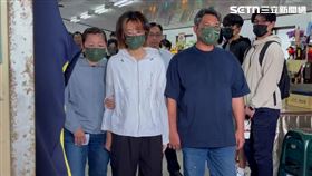 戴姓女大生現身女警靈堂鞠躬致歉。（圖／記者林昱孜攝影）