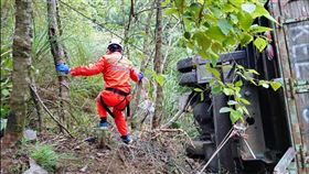 大霸尖山九九山莊施工吊掛卡車，不明原因翻落60公尺深的山谷，造成車上2人受困。（圖／翻攝畫面）