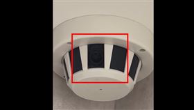 被民眾發現在診療間角落裝設的「偽裝偵煙型攝影機」。（圖／翻攝自Threads @vvn022）