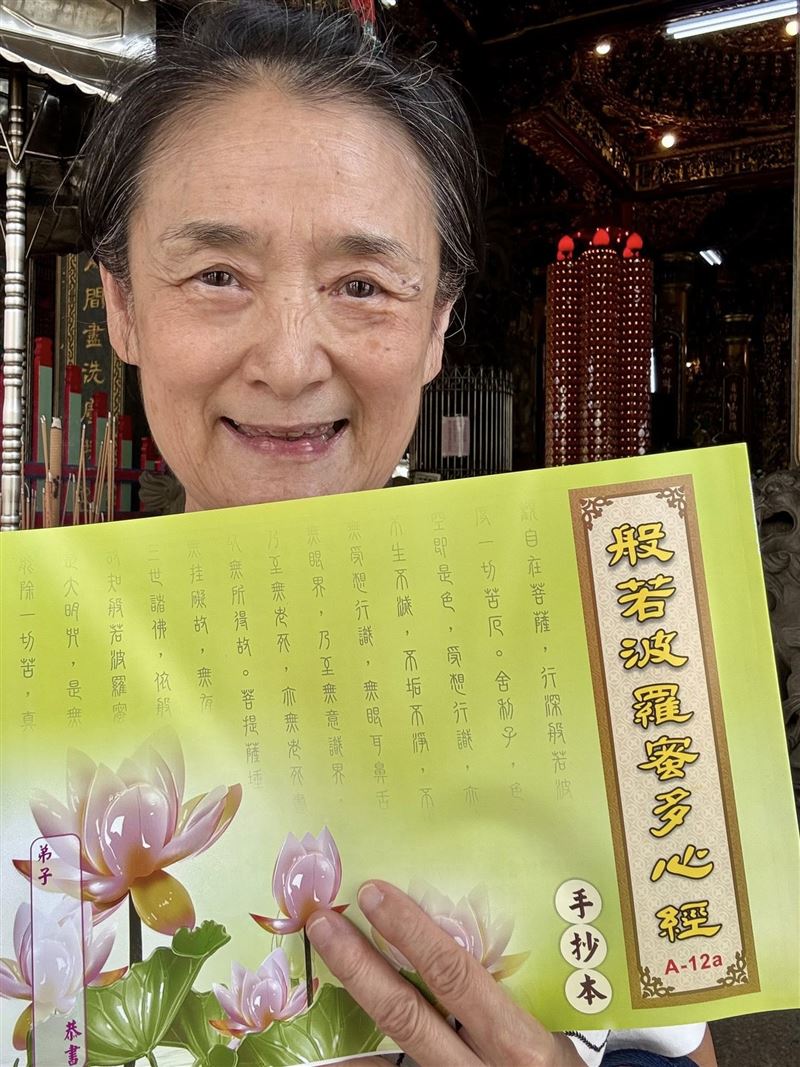 譚艾珍帶心經赴靈堂。（圖／翻攝自譚艾珍臉書）