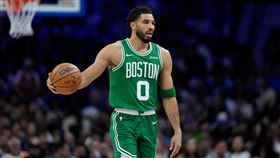 波士頓塞爾提克隊超級巨星泰坦（Jayson Tatum）因左膝僵硬與不適，缺席與費城76人隊的搶七大戰。
（圖／美聯社／達志影像）