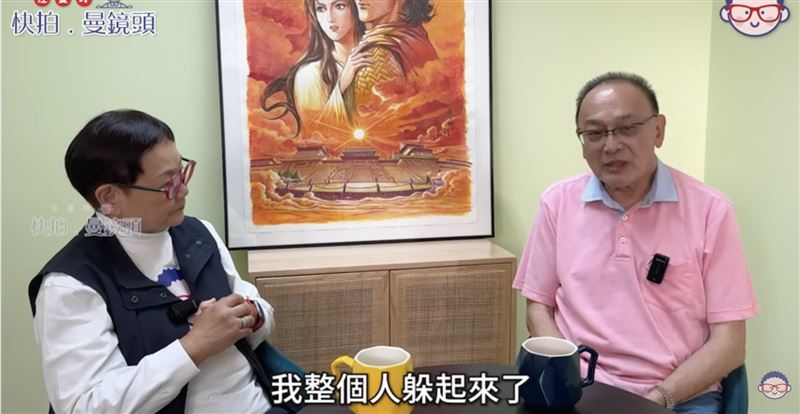 曹查理（右）投資失利慘賠千萬，嚇到躲起來。（圖／翻攝自汪曼玲《快拍.曼鏡頭》YouTube）