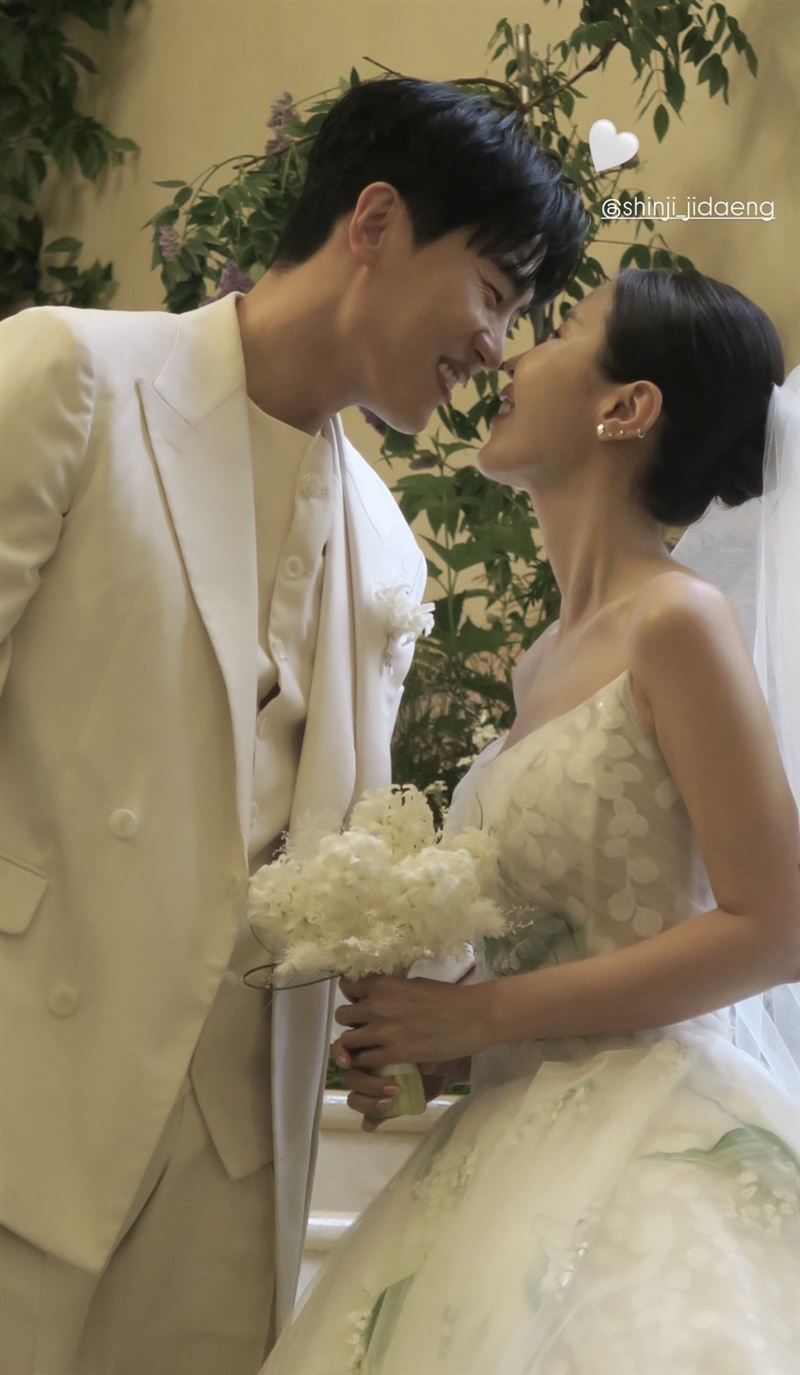 申智與小7歲歌手文元2日在首爾江南完婚。（圖／翻攝自IG）