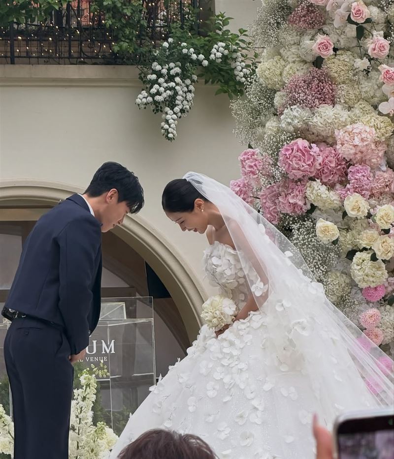 申智與小7歲歌手文元2日在首爾江南完婚。（圖／翻攝自IG）