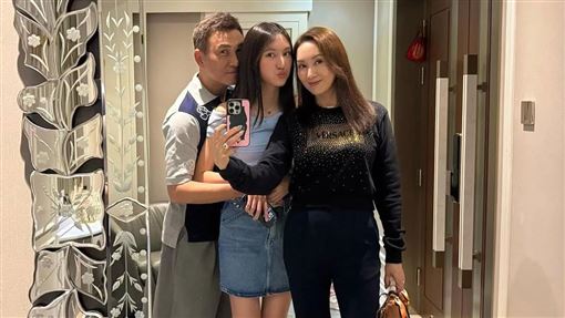 百億千金曬一家三口照　16歲愛女高顏值曝