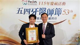 社團法人中華民國牙醫師公會全國聯合會今（3）日盛大舉辦115年「五四牙醫師節」慶祝活動，並首度頒發極具指標性的「台灣牙醫醫療暨公益報導獎」。《三立新聞網》持續深耕醫療與社會公益議題，以高度關懷「三峽重大車禍傷患牙科重建」的系列報導，一舉榮獲文字類佳作肯定（圖／牙醫師公會提供）