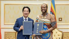 賴清德總統見證見證《中華民國(台灣)政府與史瓦帝尼王國政府關務互助協定》簽署儀式及簽署聯合公報。（圖／總統府提供）