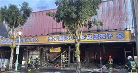 夾娃娃機店「神秘起火」狂燒150平方公尺。（圖／翻攝畫面）