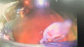 花蓮受傷男子情緒激動，用手撞擊破壞救護車後方板金，被警方戒護就醫。（圖／翻攝畫面）