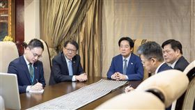 正在友邦史瓦帝尼進行國是訪問的賴清德總統，稍早他與國內的國安團隊進行視訊會議。（圖／翻攝賴清德臉書）