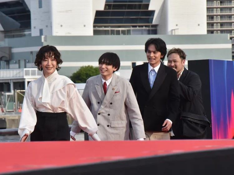 宮澤理惠（左起）、導演內山拓也、北村匠海一起出席橫濱電影節。(圖／翻攝ORICON NEWS)