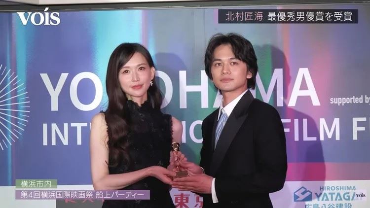 北村匠海（右）獲最佳男演員獎，從林志玲手中接過獎座。（圖／翻攝voisjp YT）
