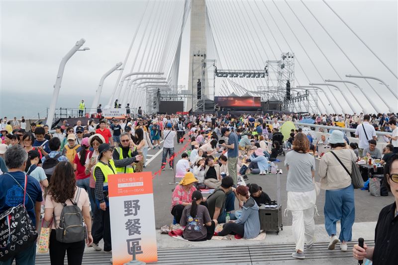 公路局舉辦「淡江大橋開幕藝術季」邁入第三週，本週末接續登場的「跨越淡水 星空音樂會」及「淡海日與夜 我和大橋在一起」活動，兩天累計吸引超過15萬人次登橋。（圖／公路局提供）