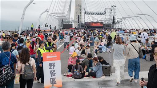 淡江大橋開放上橋　晚會雲門無人機演出