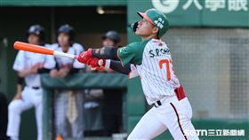 中職37年例行賽，統一獅游擊手陳聖平高飛犧牲打送回潘傑楷超前比數。（圖／記者劉彥池攝影）