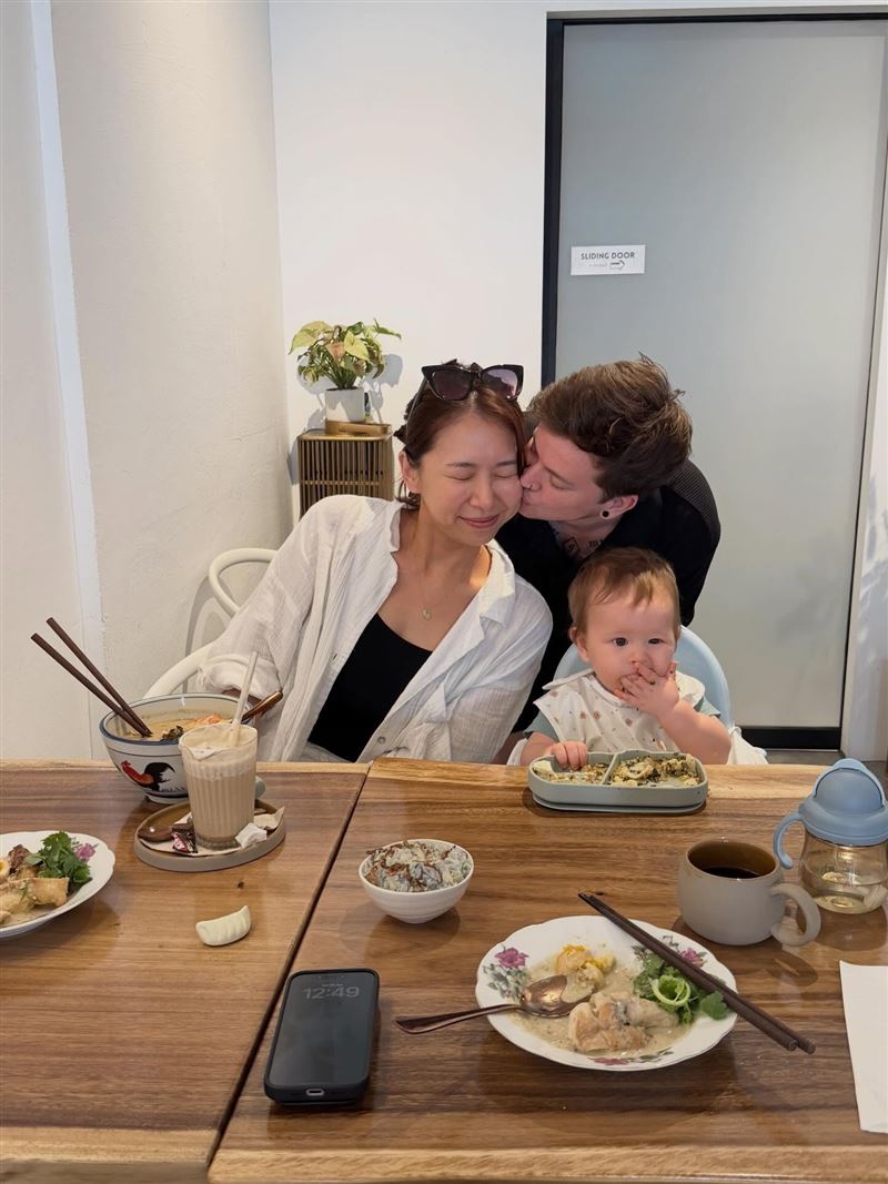 《黑澀會》米奇和外籍男友感情甜蜜，2年前認愛曾坦言：「遇到讓我想生的伴侶。」（圖／翻攝自Mickey 黃鈺文臉書）