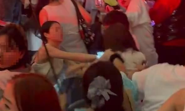 《K-SPARK》拼盤演唱會澳門場秩序混亂，女粉絲在台下大打出手。（圖／翻攝自微博）