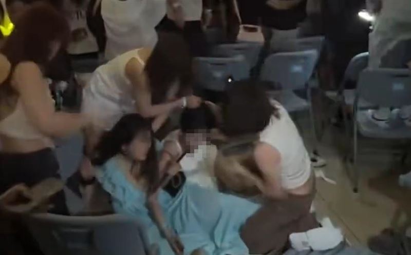 女粉絲疑似被擋住視線，爆發推擠衝突，演變成多人大亂鬥。（圖／翻攝自微博）