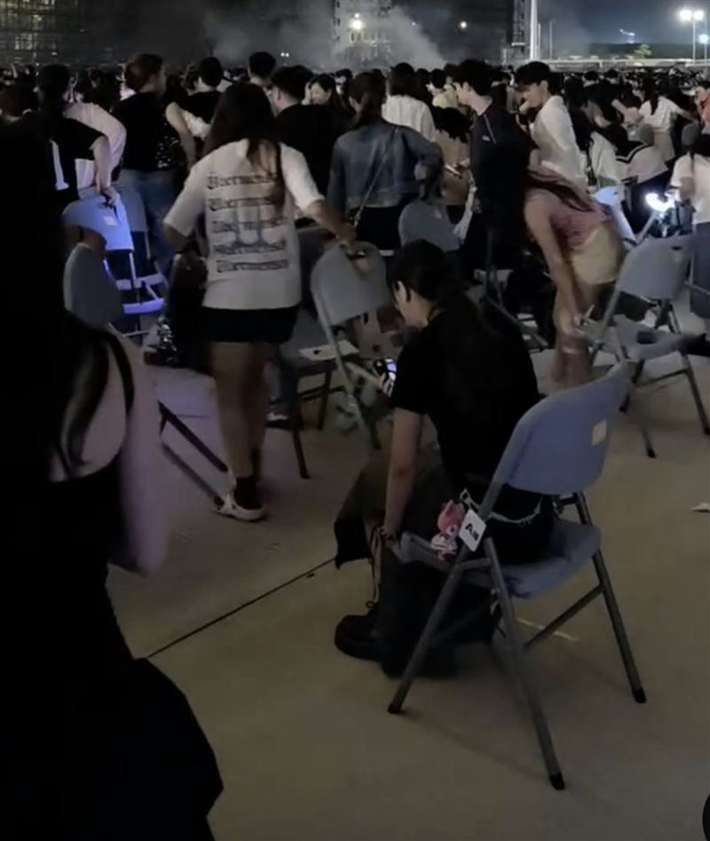 《K-SPARK》拼盤演唱會澳門場秩序混亂，歌迷擅自搬動椅子，形成百人遷徙奇景。（圖／翻攝自Threads）