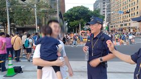 2歲男童被其父向警方領回抱著。（圖／翻攝畫面）