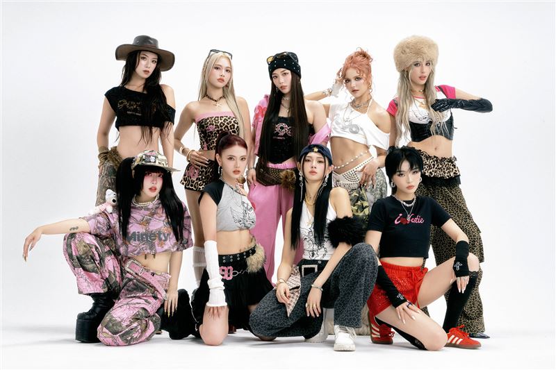 「HUR+」後排左起席子淇、連穎、利善榛、裴頡、佟凱玲，前排左起C.Holly、林詩雅、香蘭、巴倫月。（圖／AOA星鏈艾歐亞提供）