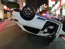 永和保時捷翻車駕駛落跑（圖／民眾提供）