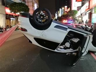 街頭驚見保時捷自撞四輪朝天...駕駛落跑