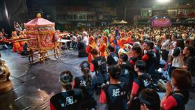苗栗白沙屯拱天宮，白沙屯媽祖「粉紅超跑」直衝舞台，讓紙風車團員當場跪地祝福。（圖／翻攝自紙風車劇團臉書）