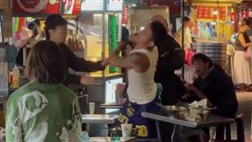 台北市雙城街夜市昨天（3日）晚間發生一起鬥毆事件，沈姓男子與楊姓男子因用餐座位問題發生口角，楊男頭槌攻擊沈男臉部，沈男揮拳還擊，將楊男打到在地，警方獲報到場處理，雙方互相提告，全案已傷害罪嫌法辦。（圖／翻攝畫面）