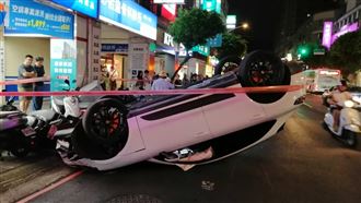 借保時捷毒駕翻車　男逃逸後投案下場曝