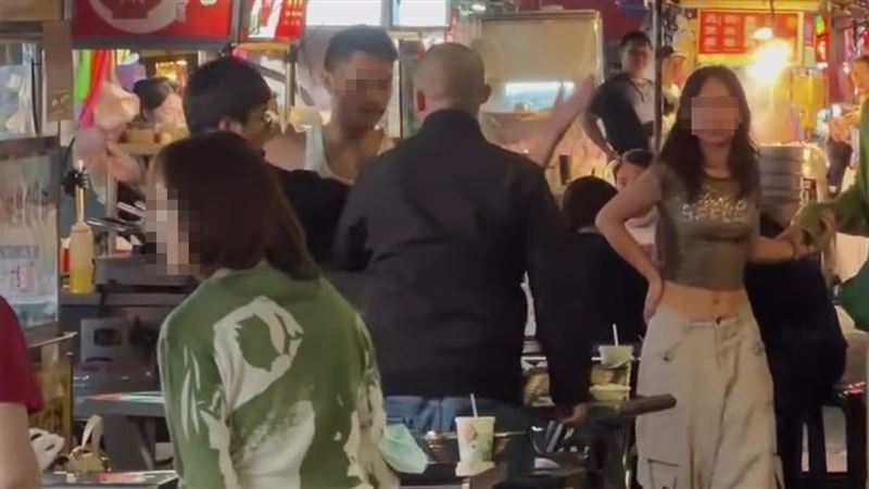沈男和楊男因座位問題發生衝突。（圖／翻攝畫面）