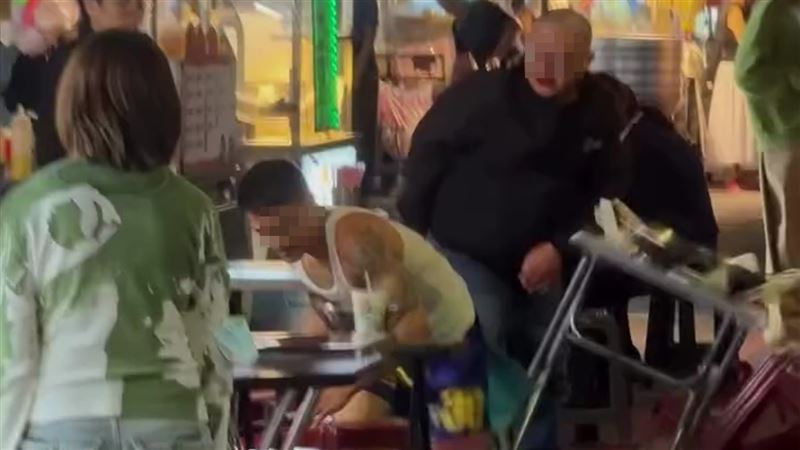 沈男揮拳還擊將楊男打倒。（圖／翻攝畫面）