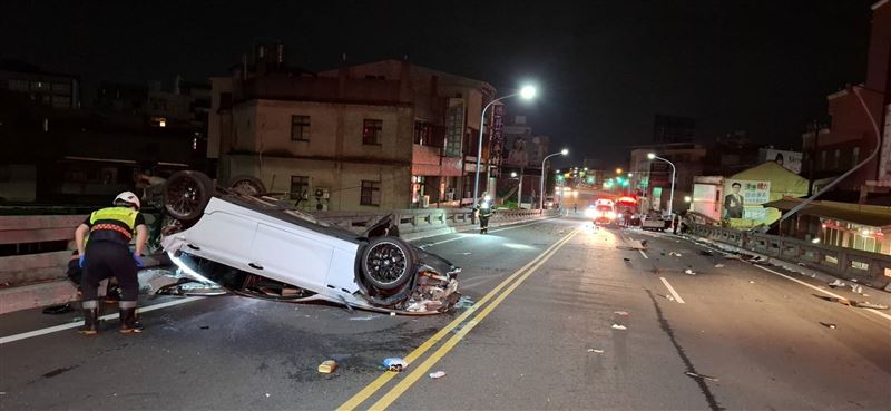 高男行經中華陸橋時連撞2車，造成2人死亡。（圖／翻攝畫面）